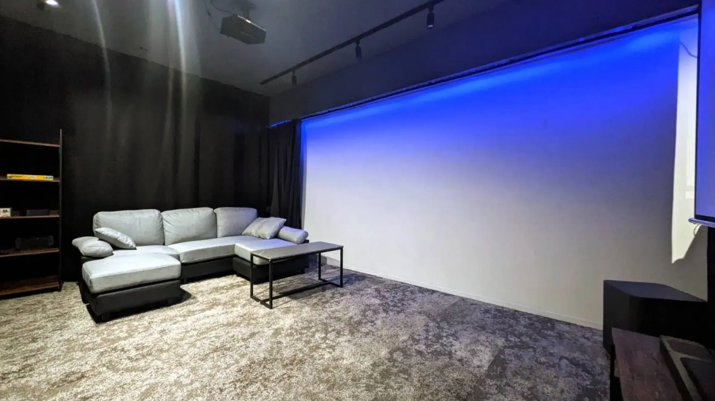 ブルーLEDの部屋で配信を観る