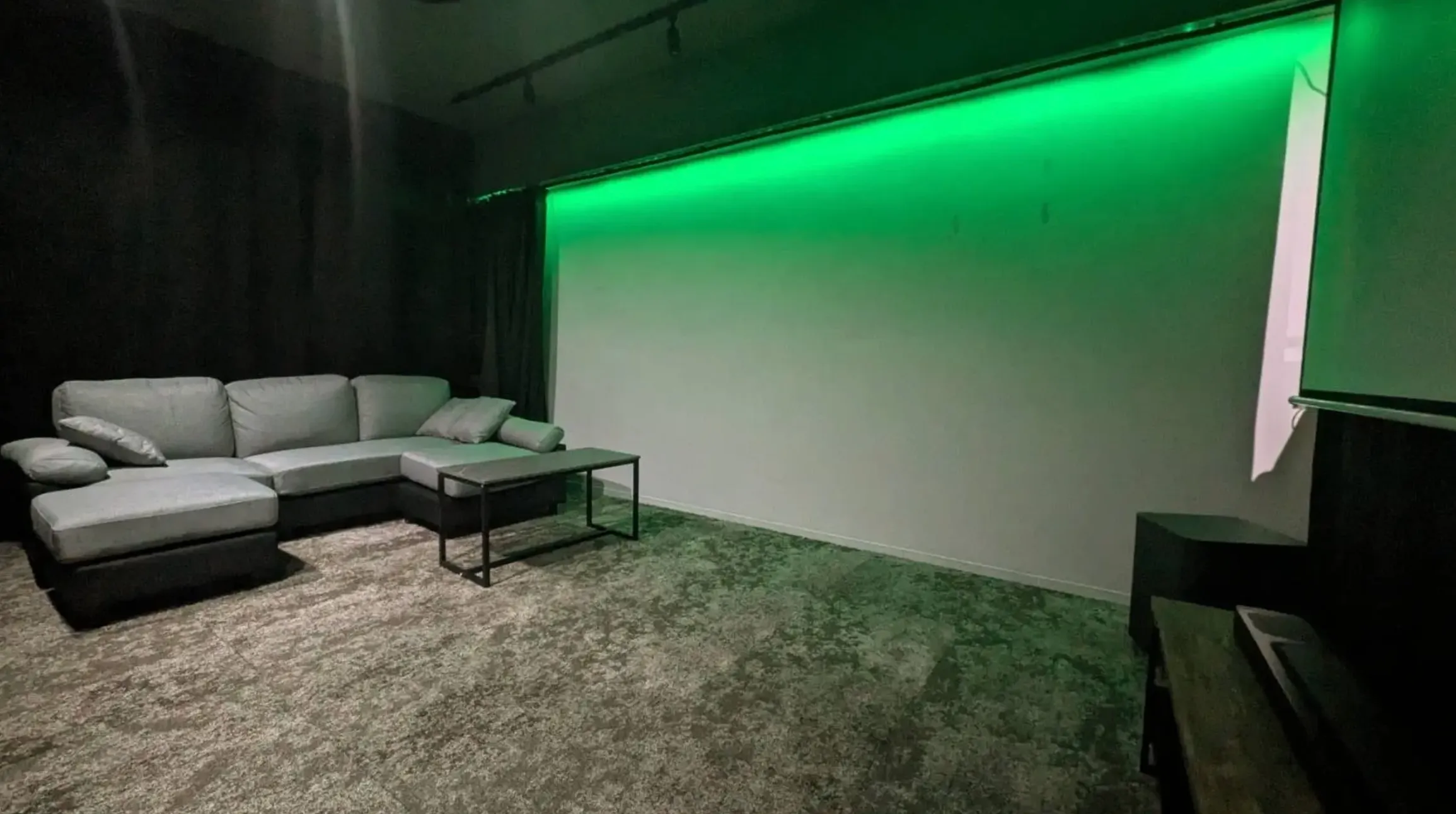 グリーンLEDの部屋で試合観戦