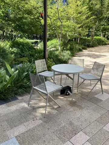 緑に囲まれた屋外のテーブル席